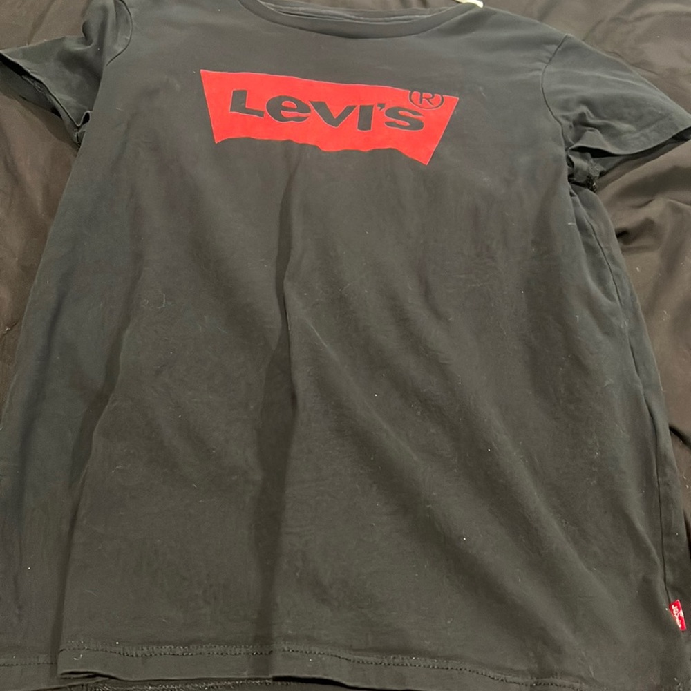 black and red levi’s, long T